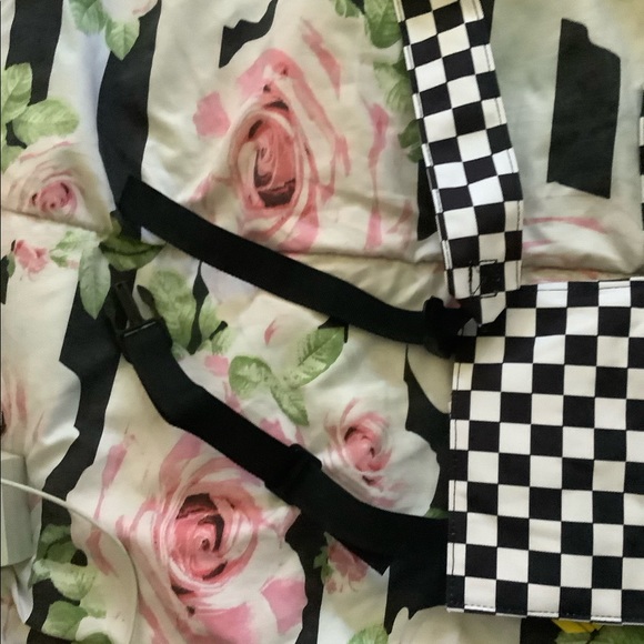 Chinatown Market Fanny - Picture 5 of 7